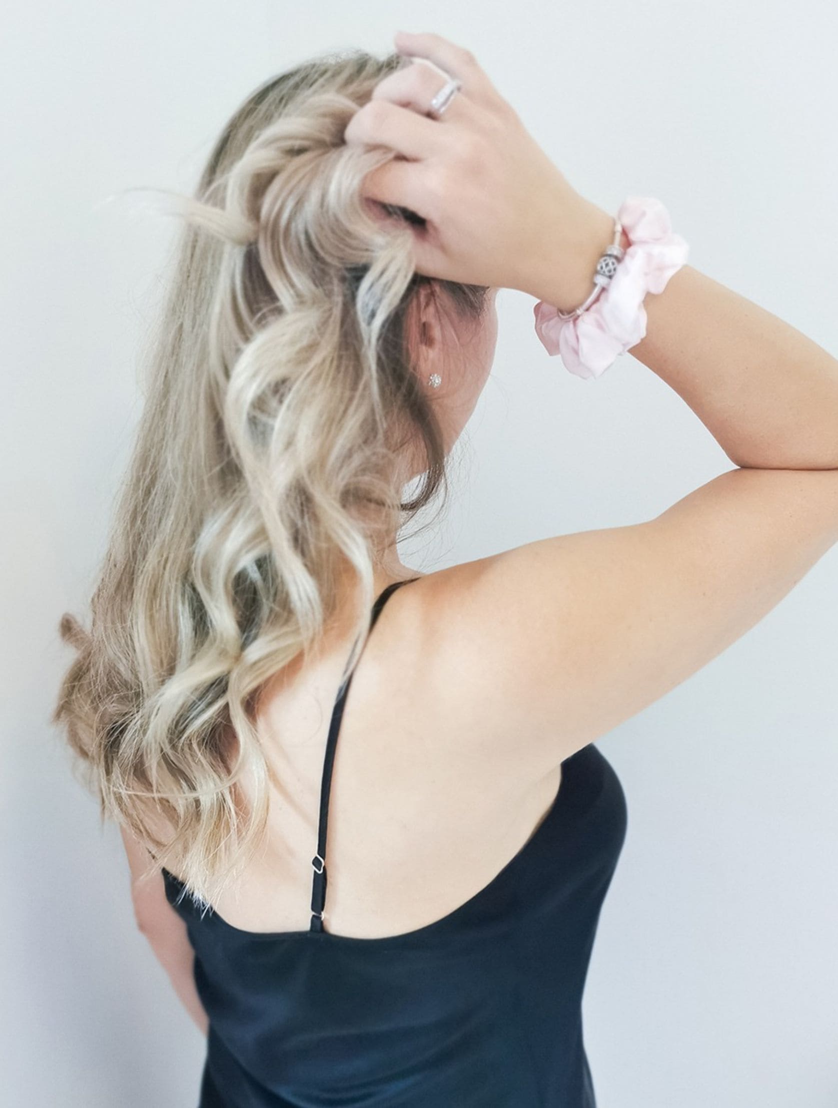 svilena obleka in elastika svilena obleka in elastika