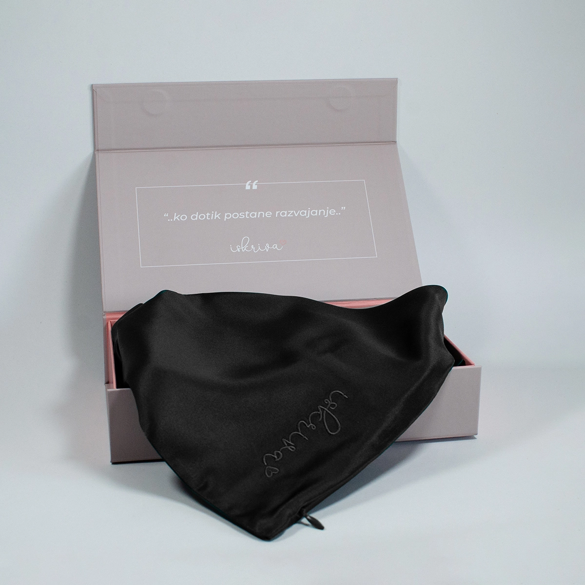 iskriva ogljeno črna svilena prevleka