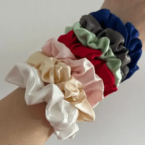 svileni scrunchie iskriva vse barve