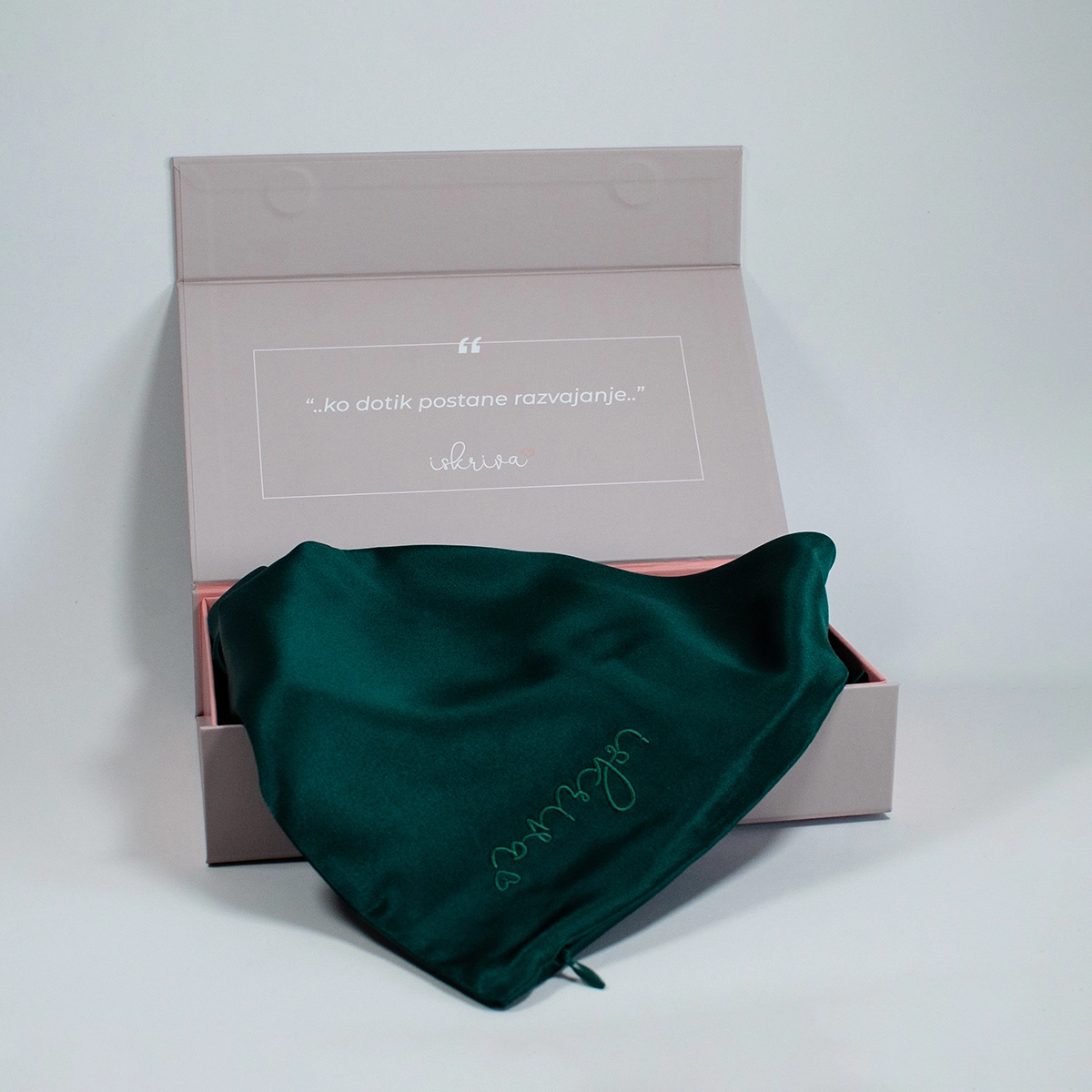 temno zelena svilena prevleka iskriva v novi embalaži