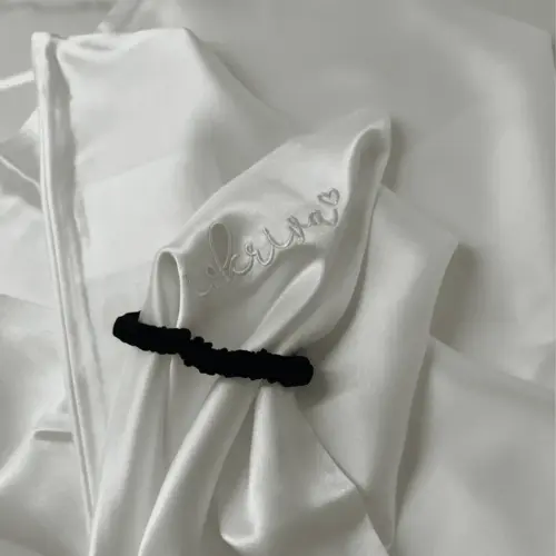 iskriva svilena prevleka in ozka elastika